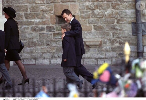 Paul Burrell, ex-majordome de la princesse Diana, avec l'un de ses fils en septembre 1997 aux obsèques de Lady Di à Westminster.