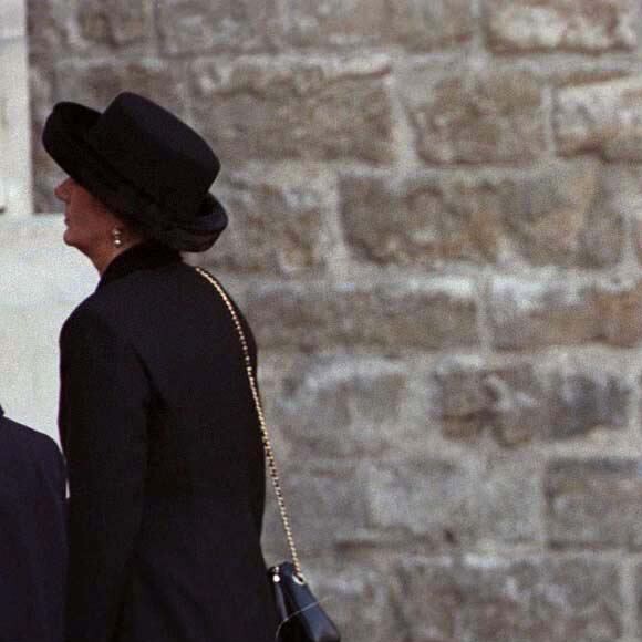Paul Burrell, ex-majordome de la princesse Diana, avec l'un de ses fils en septembre 1997 aux obsèques de Lady Di à Westminster.