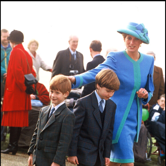 La princesse Diana avec ses fils le prince Harry et le prince William en décembre 1991