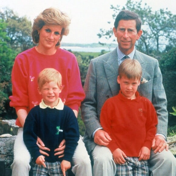 La princesse Diana et le prince Charles avec Harry et William en 1989 dans les îles Scilly.