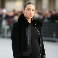 Adèle Exarchopoulos enceinte : Elle dévoile son baby bump au défilé Vuitton