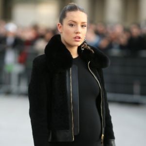 Adèle Exarchopoulos (enceinte) au défilé de mode "Louis Vuitton", collection prêt-à-porter Automne-Hiver 2017-2018 au Louvre à Paris, le 7 Mars 2017. CVS/Veeren/Bestimage