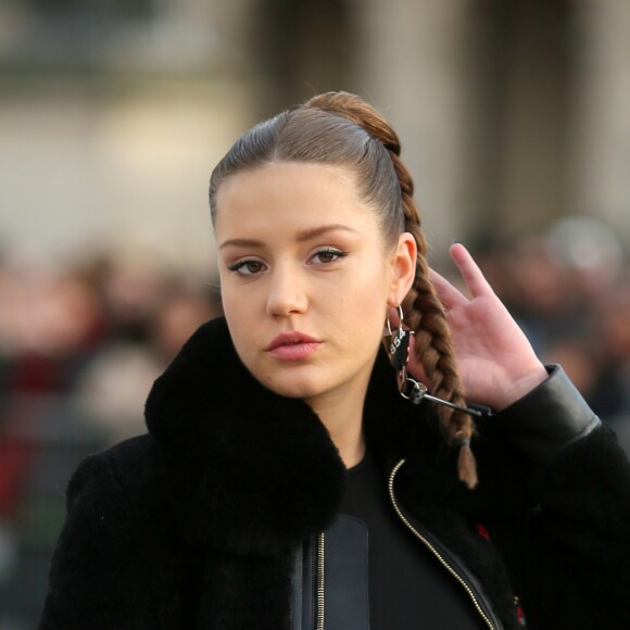 Adèle Exarchopoulos (enceinte) au défilé de mode "Louis Vuitton", collection prêt-à-porter Automne-Hiver 2017-2018 au Louvre à Paris, le 7 Mars 2017.CVS/Veeren/Bestimage