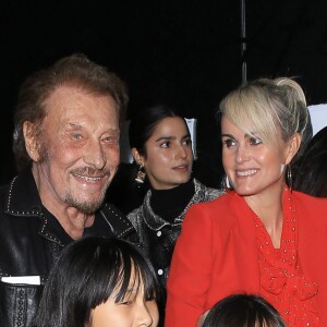 Johnny Hallyday, sa femme Laeticia (en béquilles) et leurs filles Jade et Joy au vernissage de l'exposition du photographe Mathieu Cesar à Los Angeles. Le 21 février 2017