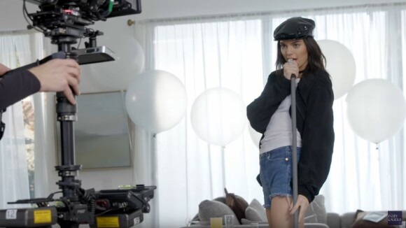 Elle King et Kendall Jenner dans la publicité des rouges à lèvres Pure Color Love d'Estee Lauder. Mars 2017.