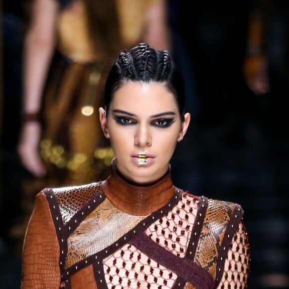 Kendall Jenner défile pour "Balmain", collection prêt-à-porter Automne-Hiver 2017-2018 à Paris, le 2 mars 2017.