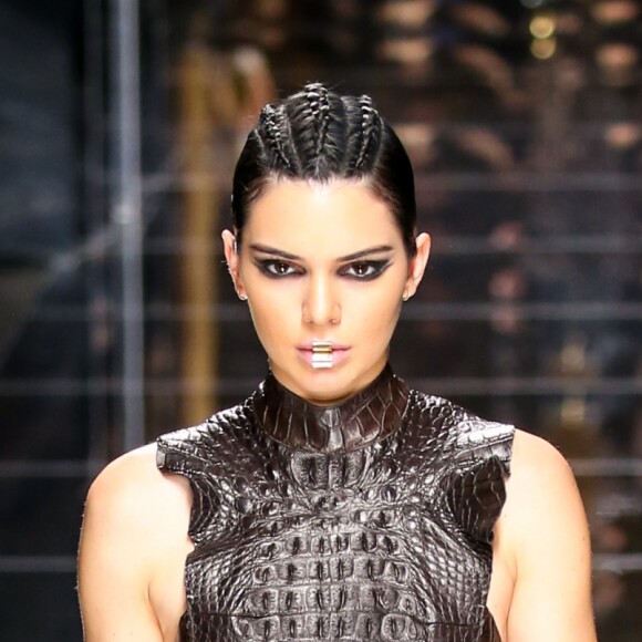 Kendall Jenner défile pour "Balmain", collection prêt-à-porter Automne-Hiver 2017-2018 à Paris, le 2 mars 2017.