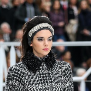 Kendall Jenner défile pour Chanel collection prêt-à-porter automne-hiver 2017-2018 au Grand Palais à Paris, le 7 mars 2017.
