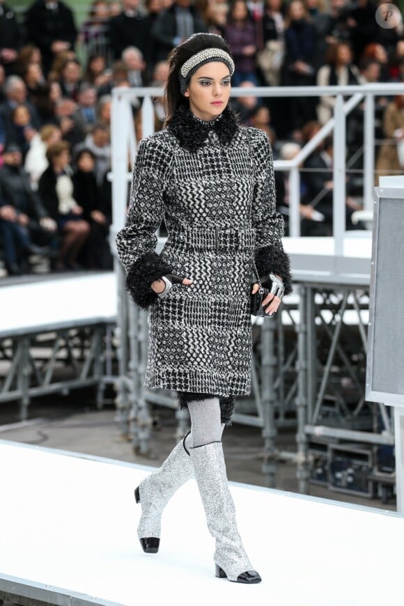 Kendall Jenner défile pour Chanel collection prêt-à-porter automne-hiver 2017-2018 au Grand Palais à Paris, le 7 mars 2017.