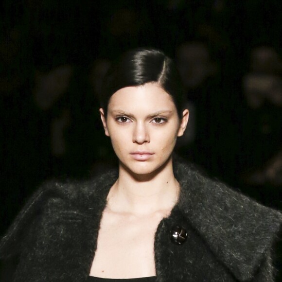 Kendall Jenner défile pour Miu Miu collection prêt-à-porter automne-hiver 2017-2018 à Paris, le 7 mars 2017.