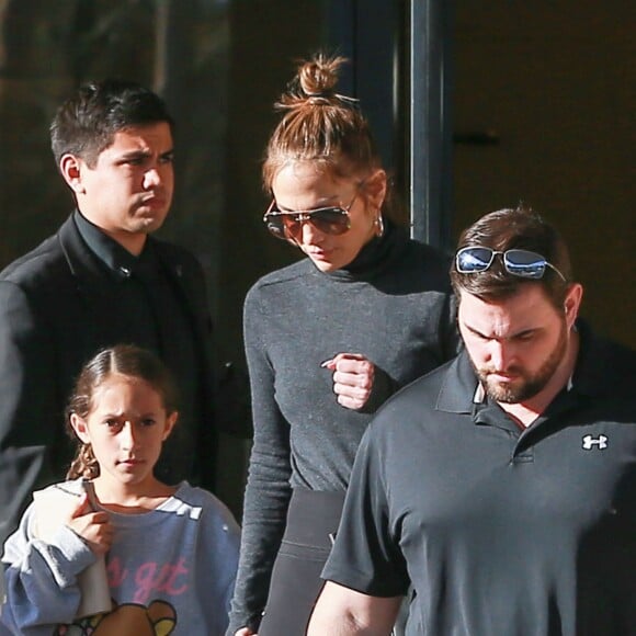 Jennifer Lopez est allée faire du shopping avec ses jumeaux Emme et Maximilian à Barneys New York à Beverly Hills, le 7 mars 2017