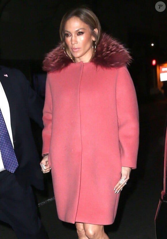 Jennifer Lopez (manteau Paule Ka) arrive à l'émission 'Late Night with Seth Meyers’ à New York , le 2 mars 2017