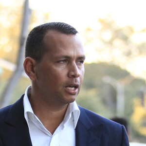 Exclusif - Alex Rodriguez à la sortie d'un restaurant, une énorme liasse de billets de 100 dollars dans les mains, à Los Angeles, le 18 août 2016