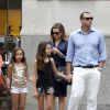 Exclusif - La star du Baseball Alex Rodriguez se promène avec ses enfants Natasha et Cynthia accompagnés d'une jolie inconnue à New York le 6 juillet 2015.