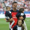 Thiago Motta pose avec ses enfants durant le match Psg-Montpellier au Parc des Princes à Paris, le 17 Mai 2014