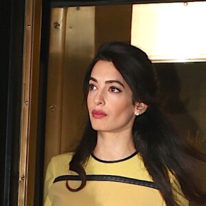 Amal Clooney (enceinte) quitte son hôtel de New York pour se rendre aux Nations Unies le 9 mars 2017.