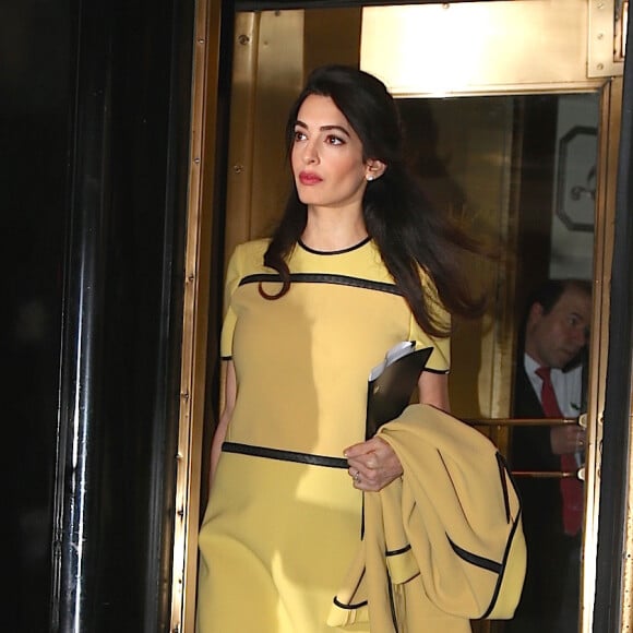 Amal Clooney (enceinte) quitte son hôtel de New York pour se rendre aux Nations Unies le 9 mars 2017.
