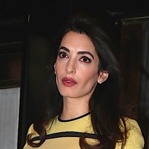 Amal Clooney (enceinte) quitte son hôtel de New York pour se rendre aux Nations Unies le 9 mars 2017.