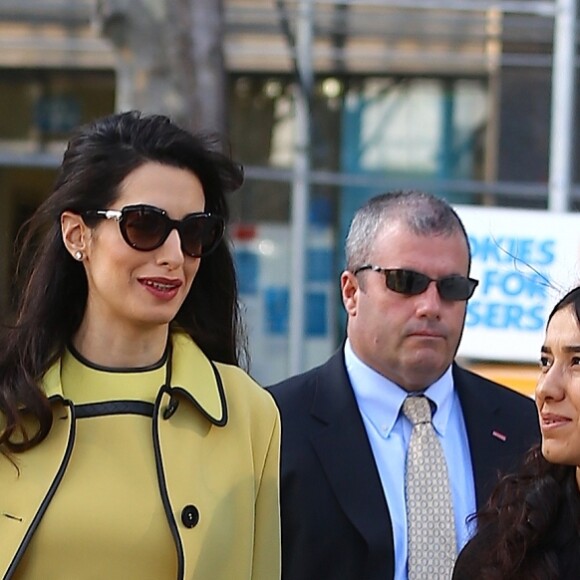 Amal Clooney (enceinte) quitte son hôtel de New York pour se rendre aux Nations Unies le 9 mars 2017.