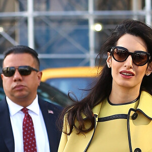 Amal Clooney (enceinte) quitte son hôtel de New York pour se rendre aux Nations Unies le 9 mars 2017.