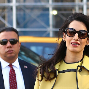 Amal Clooney (enceinte) quitte son hôtel de New York pour se rendre aux Nations Unies le 9 mars 2017.