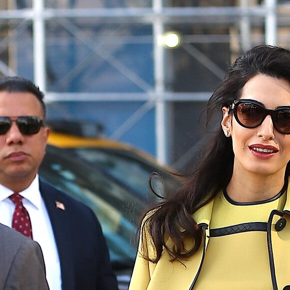 Amal Clooney (enceinte) quitte son hôtel de New York pour se rendre aux Nations Unies le 9 mars 2017.