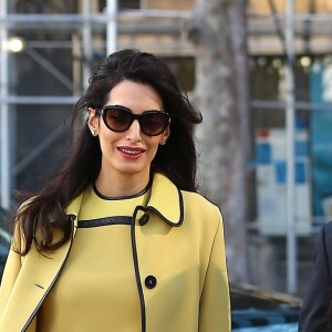 Amal Clooney (enceinte) quitte son hôtel de New York pour se rendre aux Nations Unies le 9 mars 2017.