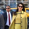 Amal Clooney (enceinte) quitte son hôtel de New York pour se rendre aux Nations Unies le 9 mars 2017.