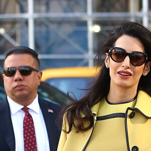 Amal Clooney (enceinte) quitte son hôtel de New York pour se rendre aux Nations Unies le 9 mars 2017.