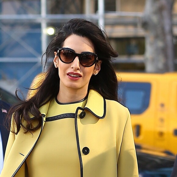 Amal Clooney (enceinte) quitte son hôtel de New York pour se rendre aux Nations Unies le 9 mars 2017.