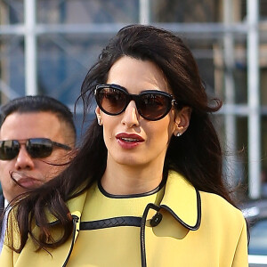 Amal Clooney (enceinte) quitte son hôtel de New York pour se rendre aux Nations Unies le 9 mars 2017.