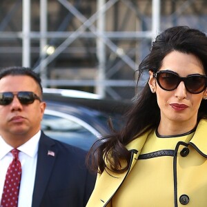 Amal Clooney (enceinte) quitte son hôtel de New York pour se rendre aux Nations Unies le 9 mars 2017.
