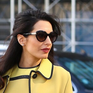 Amal Clooney (enceinte) quitte son hôtel de New York pour se rendre aux Nations Unies le 9 mars 2017.