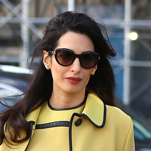 Amal Clooney (enceinte) quitte son hôtel de New York pour se rendre aux Nations Unies le 9 mars 2017.