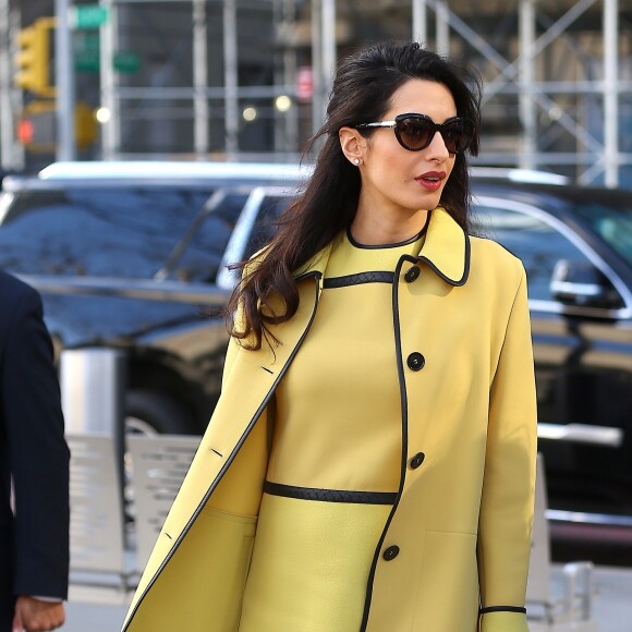 Amal Clooney (enceinte) quitte son hôtel de New York pour se rendre aux Nations Unies le 9 mars 2017.