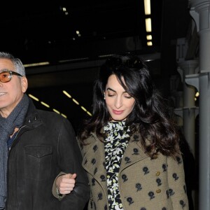 George Clooney et sa femme Amal (enceinte) arrivent à Londres par l'Eurostar le 26 février 2017.