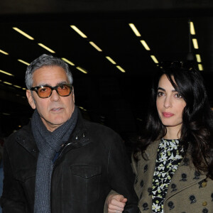 George Clooney et sa femme Amal (enceinte) arrivent à Londres par l'Eurostar le 26 février 2017.