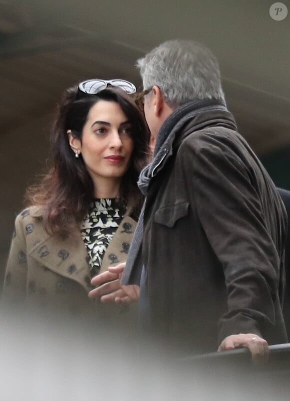 George Clooney et sa femme Amal (enceinte) quittent leur hôtel, L'Hôtel, à Paris pour se rendre à la gare du Nord. Le 26 février 2017.
