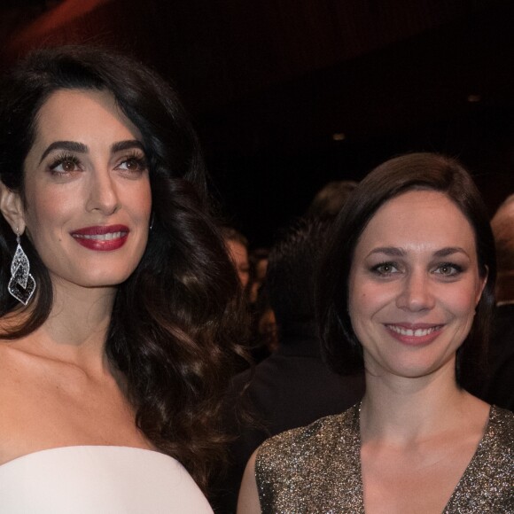 Amal Clooney (enceinte) et Nathalie Péchalat - 42ème cérémonie des César à la salle Pleyel à Paris le 24 février 2017. © Olivier Borde / Dominique Jacovides / Bestimage