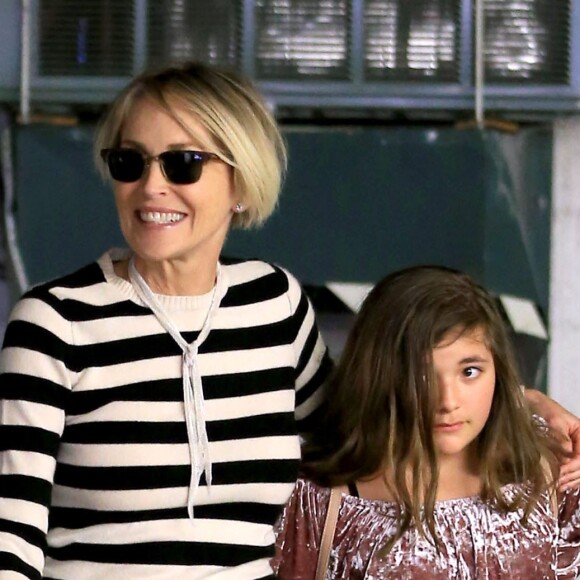 Sharon Stone et sa nièce dans un salon de beauté à Beverly Hills. Los Angeles, le 28 décembre 2016.
