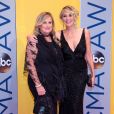 Kelly Stone et sa soeur Sharon Stone à la 50ème soirée annuelle CMA Awards au Bridgestone Arena à Nashville dans le Tennessee, le 2 novembre 2016 © Jason Walle via Zuma/Bestimage