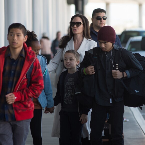 Angelina Jolie et ses enfants, Shiloh Jolie-Pitt, Maddox Jolie-Pitt, Pax Jolie-Pitt, Zahara Jolie-Pitt, Vivienne Jolie-Pitt et Knox Jolie-Pitt arrivent à l'aéroport LAX à Los Angeles, le 11 mars 2017.