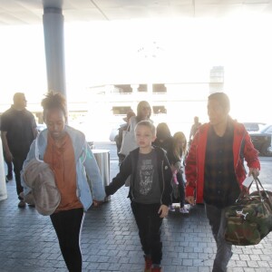 Angelina Jolie et ses enfants, Shiloh Jolie-Pitt, Maddox Jolie-Pitt, Pax Jolie-Pitt, Zahara Jolie-Pitt, Vivienne Jolie-Pitt et Knox Jolie-Pitt arrivent à l'aéroport LAX à Los Angeles, le 11 mars 2017.