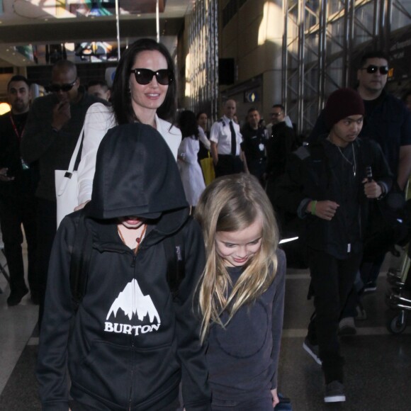 Angelina Jolie et ses enfants, Shiloh Jolie-Pitt, Maddox Jolie-Pitt, Pax Jolie-Pitt, Zahara Jolie-Pitt, Vivienne Jolie-Pitt et Knox Jolie-Pitt arrivent à l'aéroport LAX à Los Angeles, le 11 mars 2017.