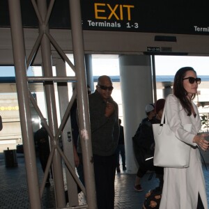 Angelina Jolie et ses enfants, Shiloh Jolie-Pitt, Maddox Jolie-Pitt, Pax Jolie-Pitt, Zahara Jolie-Pitt, Vivienne Jolie-Pitt et Knox Jolie-Pitt arrivent à l'aéroport LAX à Los Angeles, le 11 mars 2017.