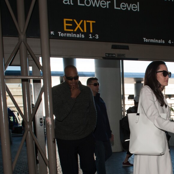 Angelina Jolie et ses enfants, Shiloh Jolie-Pitt, Maddox Jolie-Pitt, Pax Jolie-Pitt, Zahara Jolie-Pitt, Vivienne Jolie-Pitt et Knox Jolie-Pitt arrivent à l'aéroport LAX à Los Angeles, le 11 mars 2017.