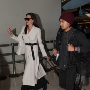 Angelina Jolie et ses enfants, Shiloh Jolie-Pitt, Maddox Jolie-Pitt, Pax Jolie-Pitt, Zahara Jolie-Pitt, Vivienne Jolie-Pitt et Knox Jolie-Pitt arrivent à l'aéroport LAX à Los Angeles, le 11 mars 2017.