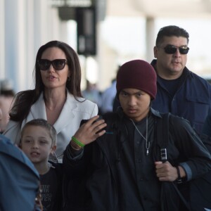 Angelina Jolie et ses enfants, Shiloh Jolie-Pitt, Maddox Jolie-Pitt, Pax Jolie-Pitt, Zahara Jolie-Pitt, Vivienne Jolie-Pitt et Knox Jolie-Pitt arrivent à l'aéroport LAX à Los Angeles, le 11 mars 2017.