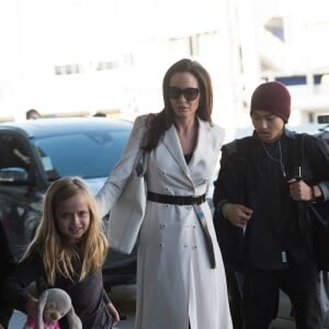 Angelina Jolie et ses enfants, Shiloh Jolie-Pitt, Maddox Jolie-Pitt, Pax Jolie-Pitt, Zahara Jolie-Pitt, Vivienne Jolie-Pitt et Knox Jolie-Pitt arrivent à l'aéroport LAX à Los Angeles, le 11 mars 2017.