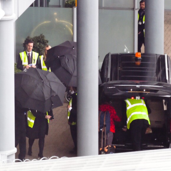 Angelina Jolie et ses enfants, Shiloh Jolie-Pitt, Maddox Jolie-Pitt, Pax Jolie-Pitt, Zahara Jolie-Pitt, Vivienne Jolie-Pitt et Knox Jolie-Pitt , arrivent à l'aéroport Heathrow de Londres, le 12 mars 2017.
